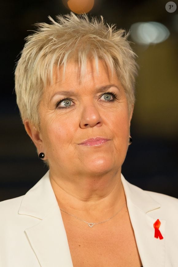 L'actrice a été contrainte d'utiliser un scooter électrique pour se déplacer sur scène

Exclusif - Mimie Mathy - Backstage de l'enregistrement de l'émission "La télé chante pour le Sidaction" aux Folies Bergère à Paris. L'émission sera diffusée sur France 2 le 28 mars.
Crédit : Gorassini-Moreau/Bestimage