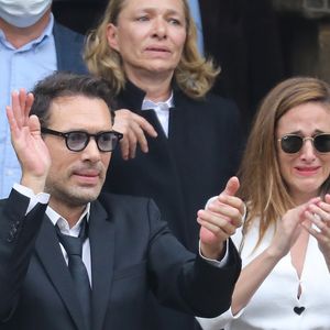 Nicolas Bedos, Joëlle Bercot (femme de Guy Bedos), Victoria Bedos - Sorties - Hommage à Guy Bedos en l'église de Saint-Germain-des-Prés à Paris le 4 juin 2020.©Bestimage