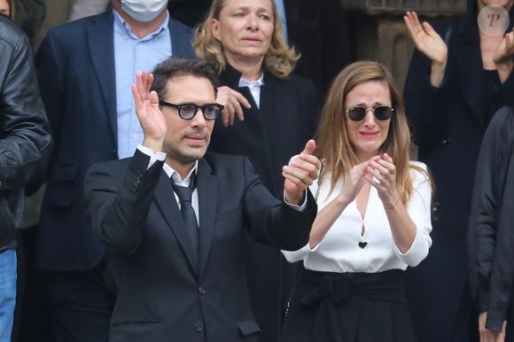 Nicolas Bedos, Joëlle Bercot (femme de Guy Bedos), Victoria Bedos - Sorties - Hommage à Guy Bedos en l'église de Saint-Germain-des-Prés à Paris le 4 juin 2020.©Bestimage