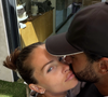 Après leur cérémonie dans le sud de la France, les jeunes mariés profitent de vacances  sous le signe de l’amour, des petits bonheurs du quotidien et d’une belle complicité.