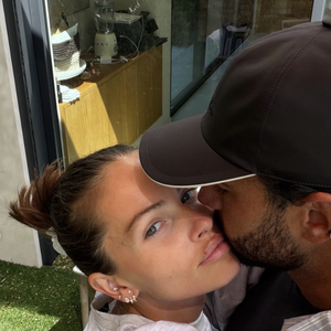 Après leur cérémonie dans le sud de la France, les jeunes mariés profitent de vacances  sous le signe de l’amour, des petits bonheurs du quotidien et d’une belle complicité.