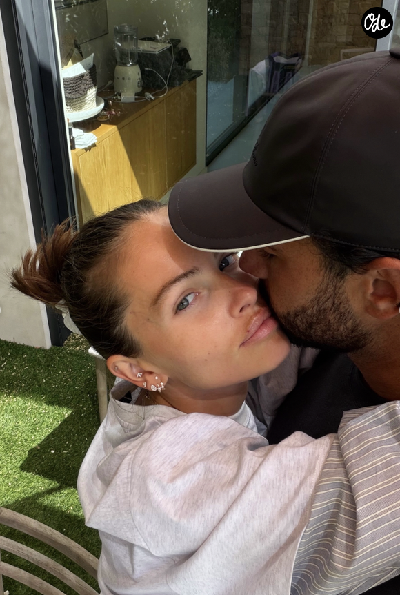Après leur cérémonie dans le sud de la France, les jeunes mariés profitent de vacances  sous le signe de l’amour, des petits bonheurs du quotidien et d’une belle complicité.