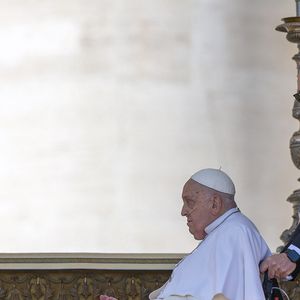 Le pape François sous oxygène et assis dans un fauteuil roulant lors de la prière de l'Angélus sur la place Saint-Pierre au Vatican, le 6 avril 2025. © Alessia Giuliani/IPA via ZUMA Press/Bestimage