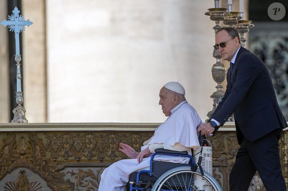 Le pape François sous oxygène et assis dans un fauteuil roulant lors de la prière de l'Angélus sur la place Saint-Pierre au Vatican, le 6 avril 2025. © Alessia Giuliani/IPA via ZUMA Press/Bestimage