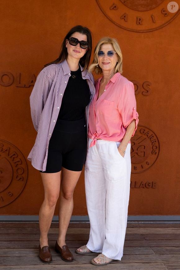 Oriane Deschamps et Michèle Laroque au village lors des Internationaux de France de Tennis de Roland Garros 2025. Paris, le 30 mai 2025.
© Moreau / Jacovides / Bestimage