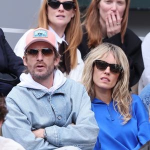 Philippe Lacheau et Elodie Fontan dans les tribunes lors des Internationaux de France de Tennis de Roland Garros 2025, à Paris, France, le 27 mai 2025. © Jacovides-Moreau/Bestimage