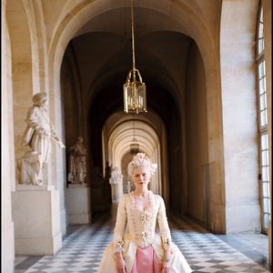 Kirsten Dunst sur le tournage de "Marie-Antoinette". Agence/BestImage