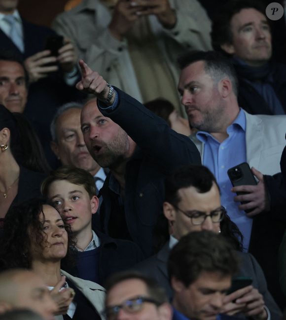 Le prince William, prince de Galles, et son fils, le prince George de Galles, assistent au match aller PSG - Aston Villa de la Ligue des champions au Parc des Princes à Paris, le 9 avril 2025. 
© Cyril Moreau / Bestimage