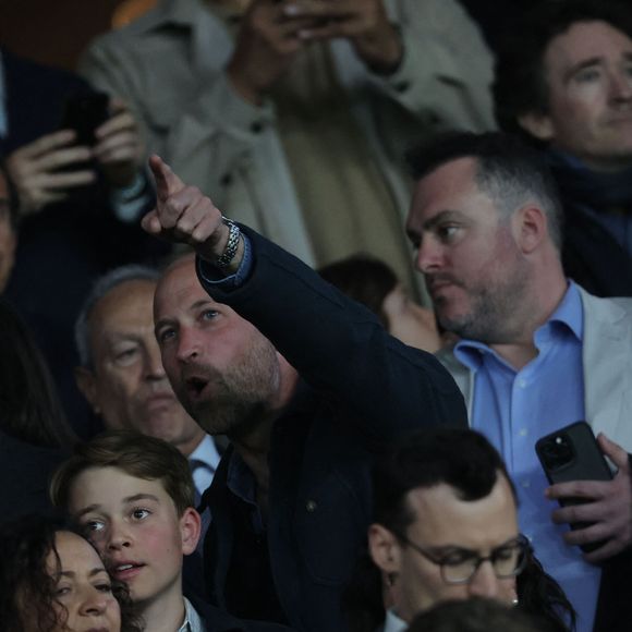 Le prince William, prince de Galles, et son fils, le prince George de Galles, assistent au match aller PSG - Aston Villa de la Ligue des champions au Parc des Princes à Paris, le 9 avril 2025. 
© Cyril Moreau / Bestimage