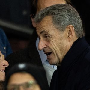 Nicolas Sarkozy dans les tribunes lors du match de Ligue 1 McDonald's "PSG - Auxerre (2-0)" au Parc des Princes à Paris, le 27 septembre 2025.
© Cyril Moreau/Bestimage