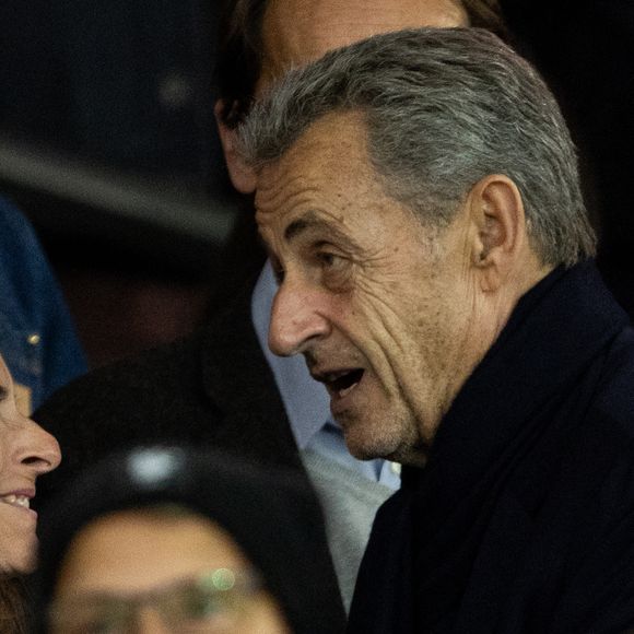 Nicolas Sarkozy dans les tribunes lors du match de Ligue 1 McDonald's "PSG - Auxerre (2-0)" au Parc des Princes à Paris, le 27 septembre 2025.
© Cyril Moreau/Bestimage