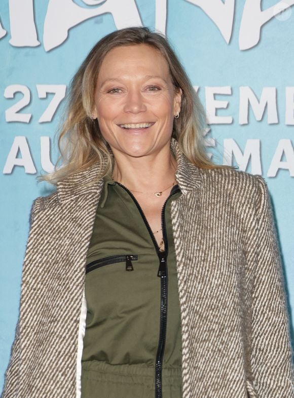 Caroline Vigneaux a ainsi pris les choses en mains : "Allez hop, Alarrache.com, Afrique, et bim ! Cap Town, club 5-étoiles all inclusive, miniclub, animation, club de gym (enfin ça on verra), discothèques et cocktails à volonté (yipiiii)… I am the queen of the world ! Et nous voilà partis… en vol charter… pendant dix heures. Mais qu’importe, demain on sort le maillot de bain."

Caroline Vigneaux - Première du film Disney "Vaiana 2" au Grand Rex à Paris le 23 novembre 2024. © Coadic Guirec/Bestimage