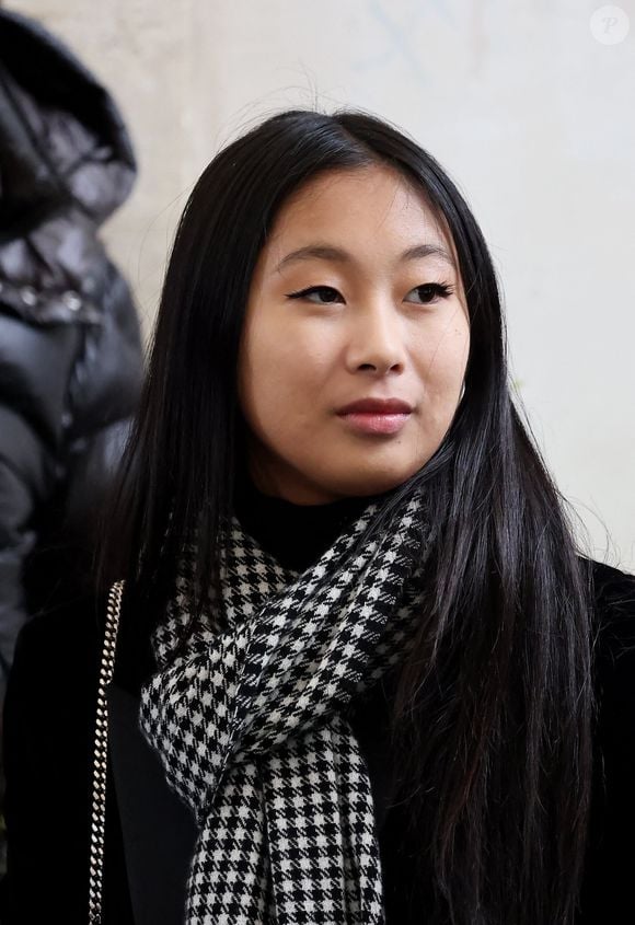 Étudiante en mode à Los Angeles, Jade affirme son indépendance et son épanouissement amoureux auprès d’un grand brun dont l’identité reste discrète. 

Jade Hallyday lors de l'inauguration d'une plaque commémorative en hommage à Johnny Hallyday devant l'immeuble où le chanteur français a grandi dans le 9ème arrondissement de Paris, France, le 22 décembre 2023. Décédé en 2017, Johnny Hallyday fut pendant un demi-siècle l’incarnation du rock à la française. D’origine belge et né sous le nom de Jean-Philippe Smet, il naquit et passa une très grande partie de sa vie à Paris. Fière de cet héritage musical qu’il lui laissa, la Ville de Paris avait entrepris un premier hommage à l’artiste en donnant le nom de Johnny Hallyday à l’esplanade situé devant la salle de spectacle qu’il avait tant fait vibrer par le passé. Dans la continuité de ce premier hommage, la ville de Paris a souhaité à nouveau honorer la mémoire de ce natif de la capitale et une plaque commémorative est dévoilée devant l’immeuble dans lequel il grandit au 13 rue de la Tour des Dames dans le 9ème arrondissement. © Dominique Jacovides/Bestimage