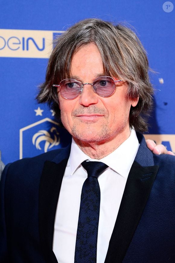 Les faits remontent à samedi soir, lorsque Gaëtane Thiney, directrice sportive de la section féminine du Paris FC, est apparue à l’écran. Daniel Bravo a d’abord estimé qu’elle n’était "pas très attentive", avant d’ajouter : "J’ai l’impression qu’elle parlait lingerie".

Daniel Bravo - Photocall de la 33ème édition des Trophées UNFP du Football au Pavillon Gabriel à Paris le 11 mai 2025.