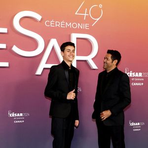Jamel Debbouze et son fils Léon - Photocall des lauréats (press room) lors de la 49ème édition de la cérémonie des César à l’Olympia à Paris le 23 février 2024 © Dominique Jacovides / Olivier Borde / Bestimage