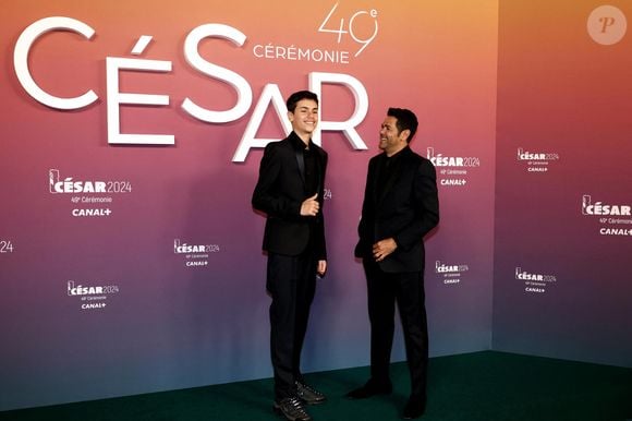 Jamel Debbouze et son fils Léon - Photocall des lauréats (press room) lors de la 49ème édition de la cérémonie des César à l’Olympia à Paris le 23 février 2024 © Dominique Jacovides / Olivier Borde / Bestimage