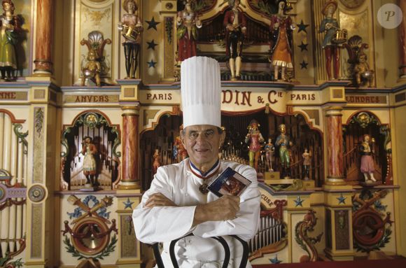 Mais qu'en est-il de son empire ? Il y a tout d'abord l'auberge Paul Bocuse à Collonges, située à quelques kilomètres de Lyon, qui est le symbole de son succès.

En France, Paul Bocuse posant au château d'Ecully, dans lequel est installée l'école des Arts Culinaires et de l'hôtellerie. Il pose devant un limonaire ( ou orgue de barbarie ) Gaudin datant de 1895, provenant de sa collection le 17 novembre 1993.17/11/1993 - Bestimage