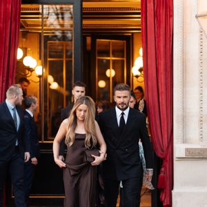 David Beckham et sa fille Harper Seven sortent de l'hôtel La Réserve Paris - Hotel and Spa pour se rendre au défilé de Victoria en marge de la Fashion Week de Paris (PFW), à Paris, France, le 7 mars 2025. © Tiziano da Silva/Bestimage
