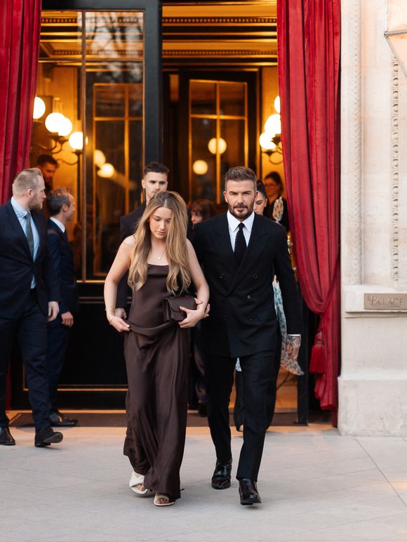 David Beckham et sa fille Harper Seven sortent de l'hôtel La Réserve Paris - Hotel and Spa pour se rendre au défilé de Victoria en marge de la Fashion Week de Paris (PFW), à Paris, France, le 7 mars 2025. © Tiziano da Silva/Bestimage