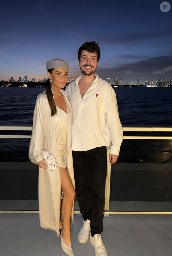 Dans ce post Instagram, le journaliste CNews de 33 ans apparaît tout sourire aux lèvres dans les bras de sa chérie.

Eliot Deval et Morgane Renaudi.

Photo : Instagram