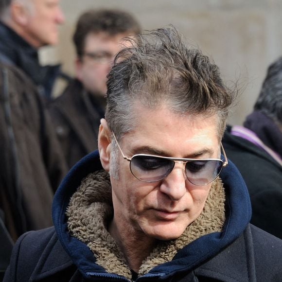 Dans cette maison où a vécu Buffalo Bill, il goûte la compagnie des souvenirs de ceux qu'il a aimés.
Etienne Daho assistant aux funérailles de Daniel Darc au Temple de l'Oratoire à Paris, France, le 14 mars 2013. Photo par Alban Wyters/ABACAPRESS.COM