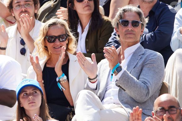 Caroline Roux et son mari Laurent Solly en tribunes lors des Internationaux de France de tennis de Roland Garros 2023 à Paris, France, le 2 juin 2023. © Moreau-Jacovides/Bestimage
