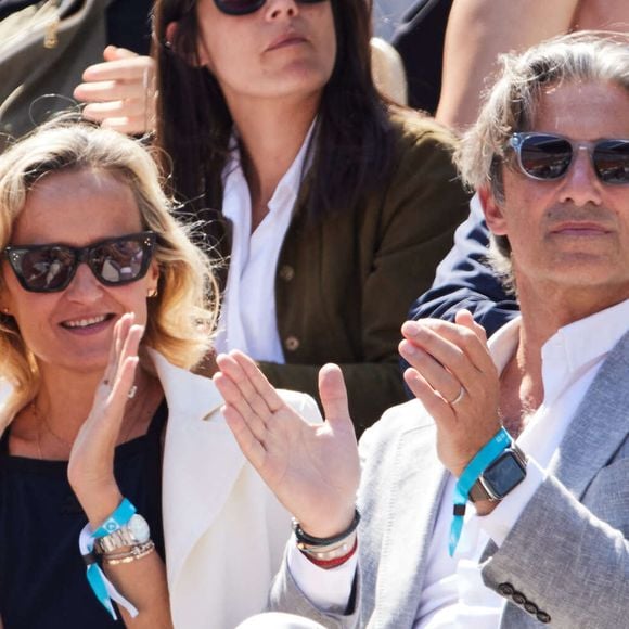 Caroline Roux et son mari Laurent Solly en tribunes lors des Internationaux de France de tennis de Roland Garros 2023 à Paris, France, le 2 juin 2023. © Moreau-Jacovides/Bestimage