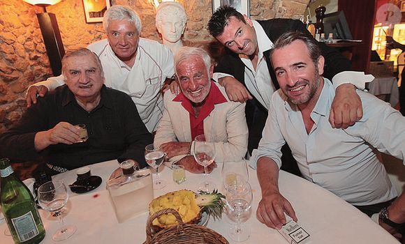 Aldo Maccione, Mamo, Jean-Paul Belmondo et Jean Dujardin - People posent dans le restaurant de Mamo, "Le Michelangelo" à Antibes le 19 décembre 2012. Patrick Clemente / Nice Matin / Bestimage