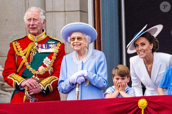 Le prince Charles, prince de Galles, La reine Elisabeth II d’Angleterre, Catherine (Kate) Middleton, duchesse de Cambridge, le prince Louis de Cambridge - Les membres de la famille royale saluent la foule depuis le balcon du Palais de Buckingham, lors de la parade militaire "Trooping the Colour" dans le cadre de la célébration du jubilé de platine (70 ans de règne) de la reine Elizabeth II à Londres, le 2 juin 2022.
©Backgrid USA / Bestimage