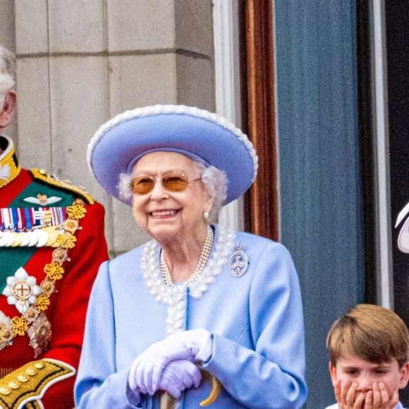 Le prince Charles, prince de Galles, La reine Elisabeth II d’Angleterre, Catherine (Kate) Middleton, duchesse de Cambridge, le prince Louis de Cambridge - Les membres de la famille royale saluent la foule depuis le balcon du Palais de Buckingham, lors de la parade militaire "Trooping the Colour" dans le cadre de la célébration du jubilé de platine (70 ans de règne) de la reine Elizabeth II à Londres, le 2 juin 2022.
©Backgrid USA / Bestimage