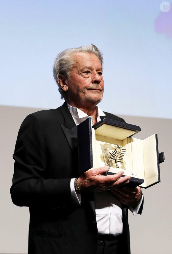 Alain Delon (avec un badge Paris Match d'une ancienne couverture du magazine titrant "Alain Delon, mes deux amours, Rosalie et Anouchka) - Remise de la Palme d'Honneur à Alain Delon lors du 72ème Festival International du Film de Cannes. On may 19th 2019
© Jacovides-Moreau / Bestimage