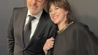 Charlotte Gainsbourg et Yvan Attal fusionnels aux côtés de Pierre Niney et Natasha Andrews pour une soirée chic au milieu des stars à Cannes