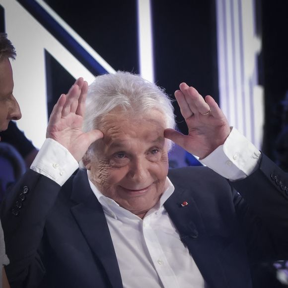 Exclusif - Michel Sardou sur le plateau de l'émission Touche pas à mon poste (TPMP) présentée en direct par C.Hanouna et diffusée sur C8 le 29 août 2022.

© Jack Tribeca / Bestimage