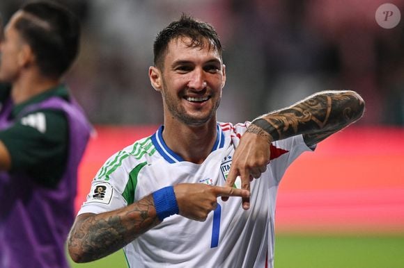 Il s'agit de Matteo Politano, qui officie au SSC Napoli et au sein de l'équipe de football italienne.

Matteo Politano - Match de qualification pour la Coupe du Monde 2026 (World Cup 2026) "Israël - Italie (4-5)" au Nagyerdei Stadion à Debrecen, le 8 septembre 2025.
Image Sport/PsnewZ/Bestimage