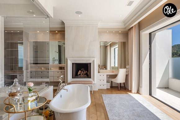 La demeure compte pas moins de 24 salles de bain

L’ancienne propriété de Ben Affleck et Jennifer Lopez à Beverly Hills s’étend sur près de deux hectares. La résidence compte 12 chambres, 24 salles de bains, une piscine à débordement, un vaste complexe sportif et un garage pouvant accueillir 12 voitures. Crédit photo : Simon Berlyn.
