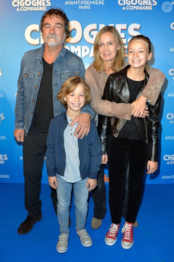 Devenue maman de quatre enfants avec l'acteur (Léa née en 1994, Zoé née en 1998, Ninon née en 2005 et Basile né en 2009), elle a évoqué sa fille Zoé auprès des journalistes de Nice-Matin en janvier 2025. 

Olivier Marchal avec sa femme Catherine et leur enfant Basile et Ninon à l'avant-première de "Cigognes & Compagnies" au cinéma Gaumont Opéra à Paris, le 25 septembre 2016.
© Guirec Coadic/Bestimage
