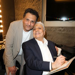 Exclusif - Jean-Claude Ghrenassia et son père Enrico Macias -  Premier concert de Enrico Macias à l'Olympia à Paris le 18 mai 2024. Encore un tour pour Enrico Macias à l’Olympia ! Parce qu’Enrico est un homme méditerranéen ses chansons rassemblent et s’offrent comme un message d’espoir et de tolérance. Par sa voix chaleureuse et sa poésie, il réunit les générations et nous donne en cadeau son sourire légendaire et solaire. 60 ans après le premier Olympia d’Enrico Macias, rendez-vous les 18 & 19 mai 2024 pour deux soirs de fête comme seul Enrico en a le secret ! © Coadic Guirec/Bestimage