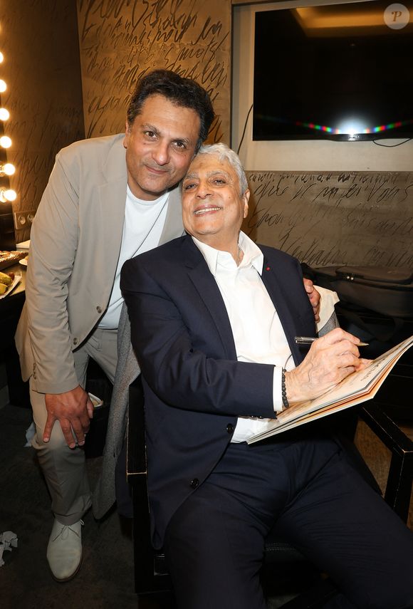 Exclusif - Jean-Claude Ghrenassia et son père Enrico Macias -  Premier concert de Enrico Macias à l'Olympia à Paris le 18 mai 2024. Encore un tour pour Enrico Macias à l’Olympia ! Parce qu’Enrico est un homme méditerranéen ses chansons rassemblent et s’offrent comme un message d’espoir et de tolérance. Par sa voix chaleureuse et sa poésie, il réunit les générations et nous donne en cadeau son sourire légendaire et solaire. 60 ans après le premier Olympia d’Enrico Macias, rendez-vous les 18 & 19 mai 2024 pour deux soirs de fête comme seul Enrico en a le secret ! © Coadic Guirec/Bestimage