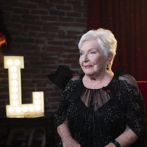 "Je suis tellement fière de Grand Soleil, un titre inédit orchestré et interprété par Damso pour @sidaction", a-t-elle confié au sujet du nouvel hymne du Sidaction

Exclusif - Line Renaud - Backstage de l'enregistrement de l'émission "100 ans de comédies musicales pour le Sidaction", qui sera diffusée le 2 avril sur France 2. Le 10 mars 2020
© Moreau-Perusseau / Bestimage