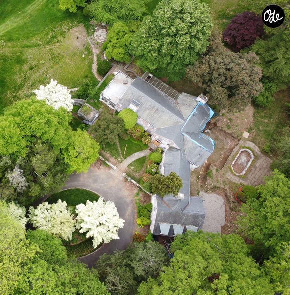 La démolition de l'ancienne demeure de Richard Gere et Paul Simon, évaluée à 11 millions de dollars, est en cours à New Canaan, dans le Connecticut. La propriété présentait des signes de délabrement : toiture endommagée, porte d'entrée manquante, bassin de jardin à sec, étang recouvert d'une nappe d'huile et piscine enterrée comblée de terre.
© The ImageDirect / Bestimage