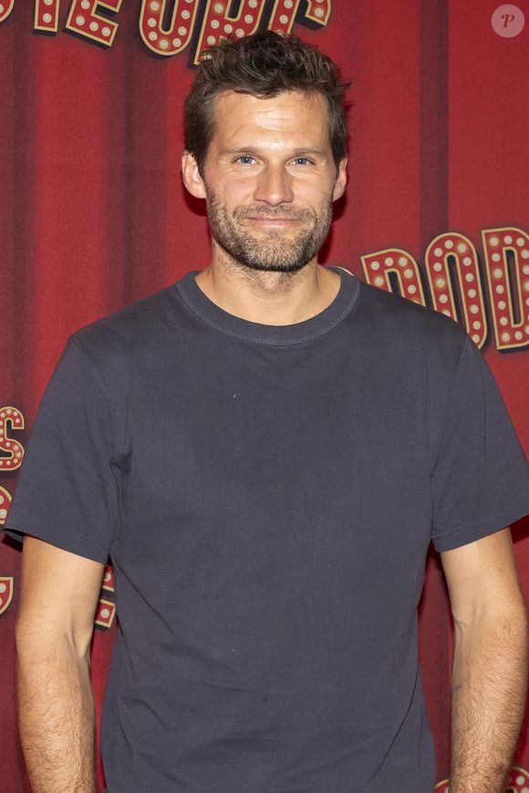 Cette salle historique de 630 places est située dans le 17e arrondissement de la capitale.

Exclusif - Alexis Michalik au photocall de la générale de la comédie musicale "Les Producteurs" d'Alexis Michalik au théâtre de Paris, France, le 8 octobre 2025. © Vincenzo Arnone/Bestimage