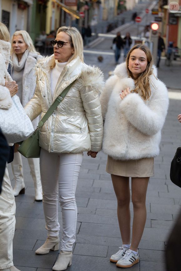 La fille d'Evelyne Leclercq, Céline Olive, et sa fille Ondine lors des funérailles de l'animatrice de télévision française Evelyne Leclercq à la cathédrale Sainte-Reparate à Nice, dans le sud de la France, le 13 janvier 2026.  Photo by Shootpix/ABACAPRESS.COM