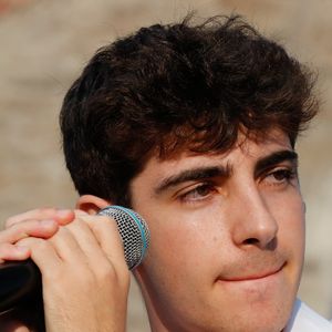 Exclusif - Léon Hesby, le fils de Patrick Bruel, se produit pour la première fois sur scène en France, au festival des Sables-d'Olonne, le 26 juin 2026. En première partie de Marine Delplace, gagnante de la Star Academy (S12), le jeune musicien de 20 ans a chanté un titre en anglais, remportant un franc succès, sous le regard de sa mère, Amanda Sthers. © Noël Carrier / Bestimage