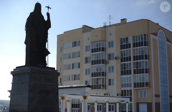 Ce type de bâtiments ont poussé comme des champignons dans les villes et les campagnes russes à partir des années 1920, avec l'arrivée du communisme au sein du pays.

L'appartement de Gerard Depardieu au 1 rue de la Democratie a Saransk le 23 fevrier 2013.
ITAR TASS / BESTIMAGE