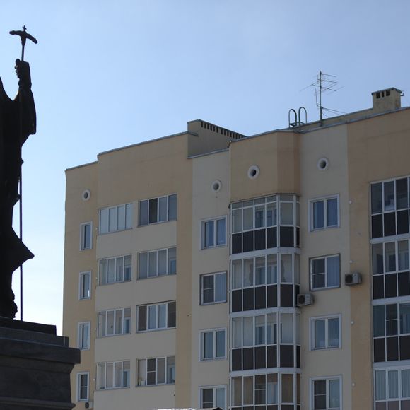 Ce type de bâtiments ont poussé comme des champignons dans les villes et les campagnes russes à partir des années 1920, avec l'arrivée du communisme au sein du pays.

L'appartement de Gerard Depardieu au 1 rue de la Democratie a Saransk le 23 fevrier 2013.
ITAR TASS / BESTIMAGE