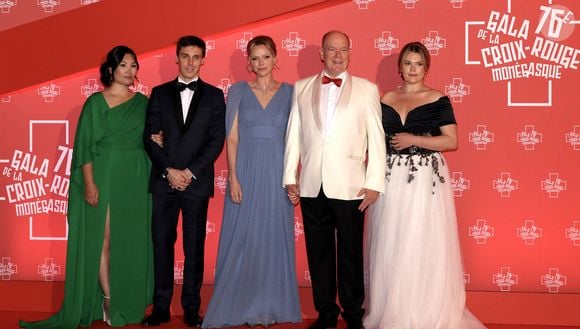 "Louis subit peut-être le plus cette organisation (rires)… On se retrouve même à travailler ensemble le soir", a également expliqué son épouse avec humour. Marie et Louis Ducruet, la princesse Charlene, le prince Albert II de Monaco et Camille Gottlieb - 76ème Bal de la Croix Rouge dans la salle des Etoiles à Monaco le 12 juillet 2025. © Claudia Albuquerque/Bestimage