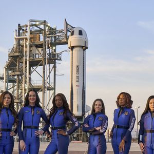A savoir la journaliste Gayle King, l’ingénieure aérospatiale Aisha Bowe, l’activiste Amanda Nguyen, la productrice Kerianne Flynn et Lauren Sánchez, pilote et compagne de Jeff Bezos, fondateur de Blue Origin.

La chanteuse américaine Katy Perry s'est envolée lundi 14 avril 2025 à plus de 100 kilomètres d'altitude à bord d'une fusée de Blue Origin, l'entreprise spatiale du fondateur d'Amazon. Elle était accompagnée de cinq autres femmes, la journaliste Gayle King, l’ingénieure aérospatiale Aisha Bowe, l’activiste Amanda Nguyen, la productrice Kerianne Flynn et Lauren Sánchez, pilote et compagne de Jeff Bezos, fondateur de Blue Origin. © Blue Origin via Bestimage