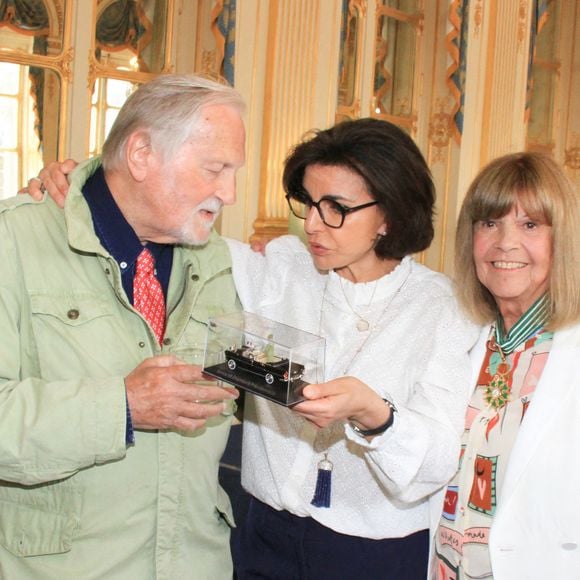 Exclusif - Jean-Jacques Debout, Rachida Dati et Chantal Goya. - Rachida Dati, ministre de la Culture, remet les insignes de Commandeur des Arts et Lettres à Chantal Goya au ministère de la Culture à Paris le 2 juillet 2024. © Philippe Baldini / Bestimage