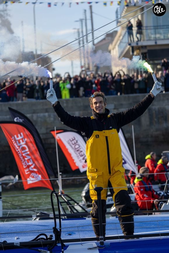 Le skipper de Macif Charlie Dalin remporte la dixième édition du tour du monde en solitaire Vendée Globe en pulvérisant le record de l’épreuve en 64 jours, 19 heures 22 minutes et 49 secondes aux Sables-d'Olonne, France, le 14 janvier 2025. © Alexis Courcoux/Psnewz/Bestimage