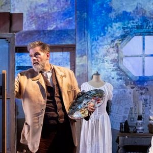 Claude Monet (Clovis Cornillac) est poussé par Paul Durand-Ruel à reprendre la peinture malgré ses doutes et sa fatigue.
Clovis Cornillac dans "Dans les Yeux de Monet" au Théâtre de la Madeleine.